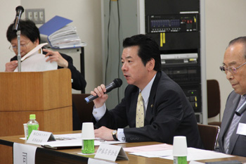 「総会の司会進行をする弊社代表」写真提供: 日本赤十字社 東京都支部