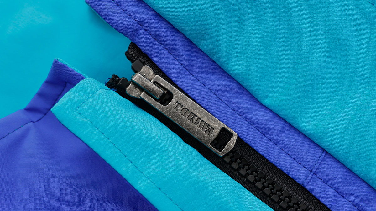 レインナビゲーターはビスロンファスナーを採用。グローブをしていても開閉の動作がしやすい大きめの引手がついています。