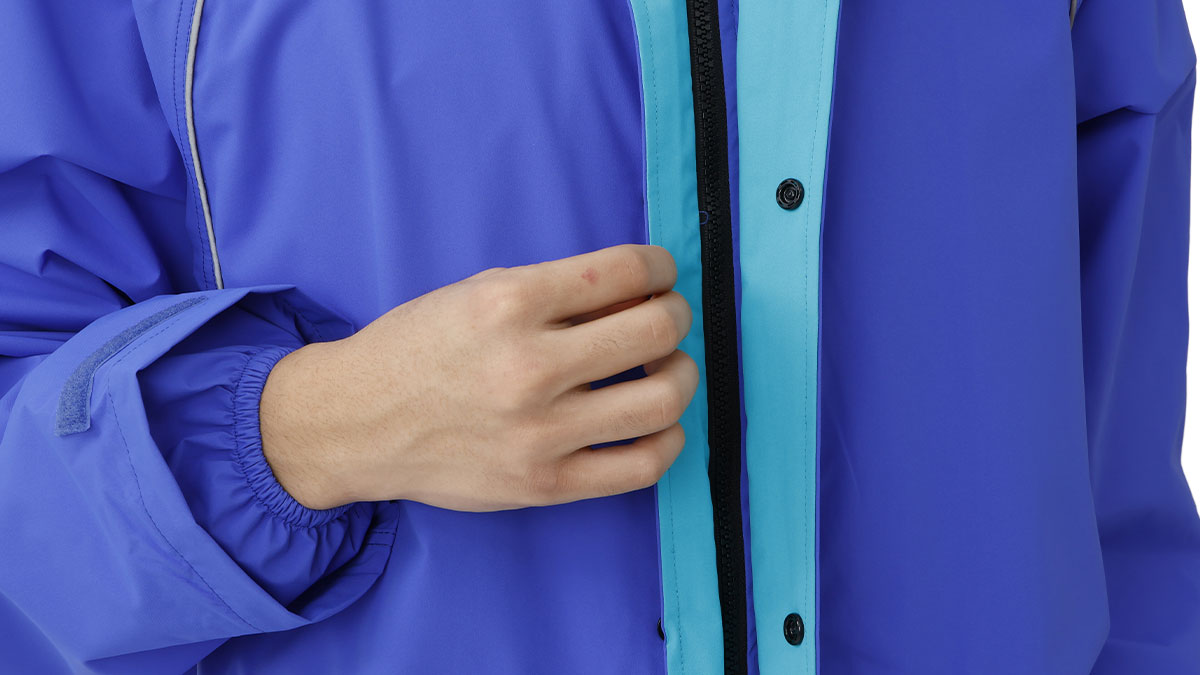 レインナビゲーターは、前立てや二重袖、ポケットなど各部に雨水の侵入を防ぐ工夫が盛り込まれています。