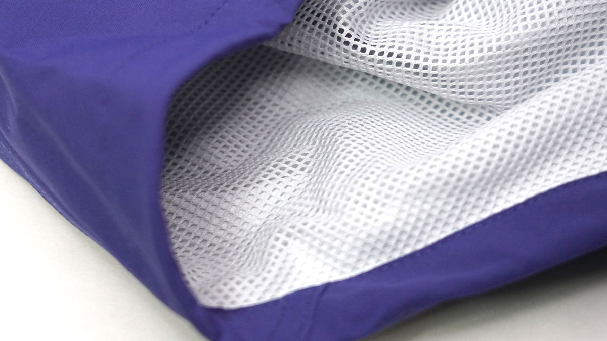 レインナビゲーターは、裏面が総メッシュの仕様。レインウェアの防水加工の耐久性を高めます。