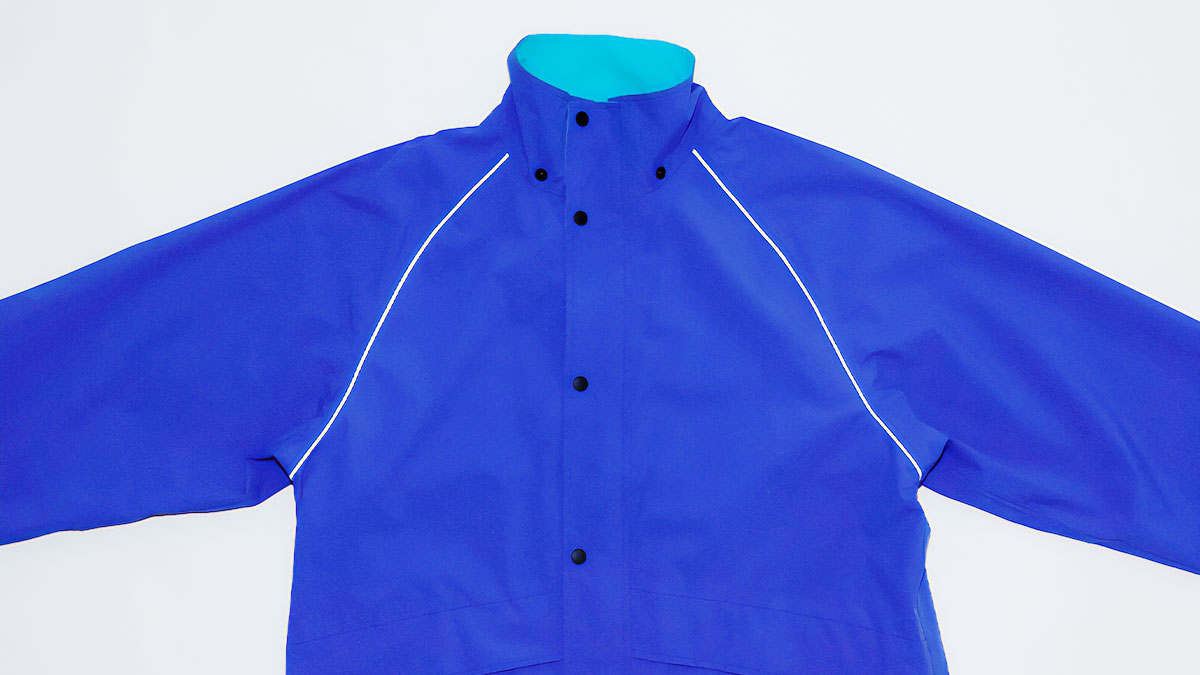 レインナビゲーターは、ラグランスリーブを採用し、腕周りよく運動性の向上が期待できます。