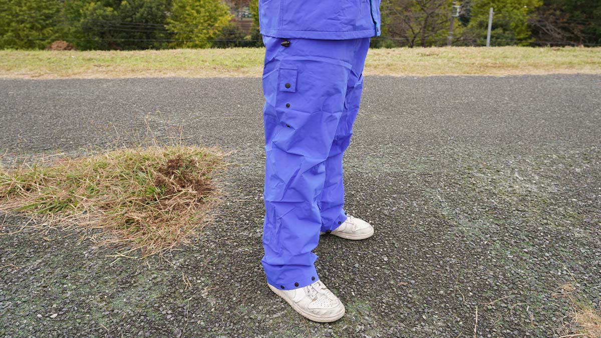 パンツ丈調整と裾固定ベルトの使用方法1:通常通りパンツを履く