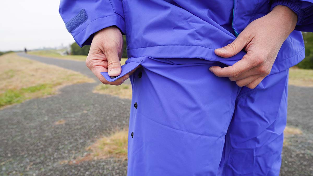 パンツ丈調整と裾固定ベルトの使用方法2:太もも横のボタンで裾の長さを調整する