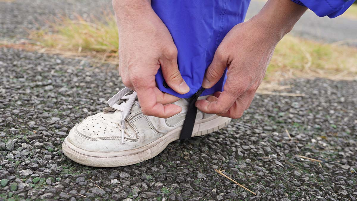 パンツ丈調整と裾固定ベルトの使用方法3:裾固定ベルトを装着する
