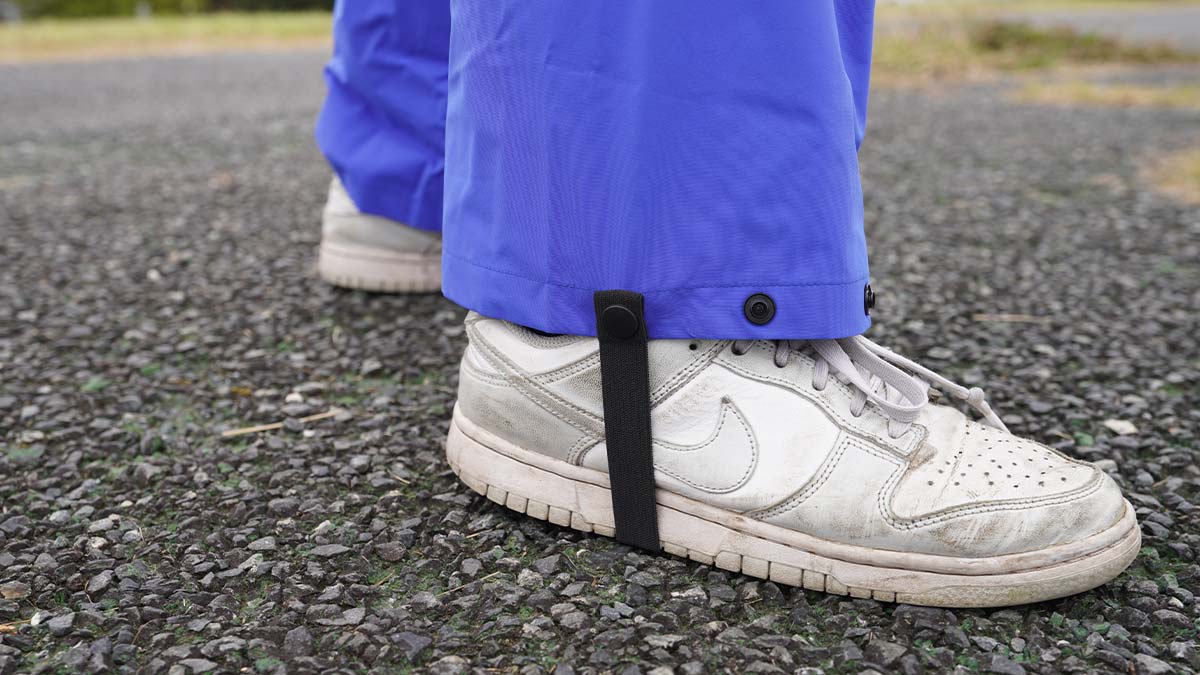 トキワのレインウェア「レインナビゲーター」の裾固定ベルトは、アンカーとして機能し、裾がずり上がるのを防止します