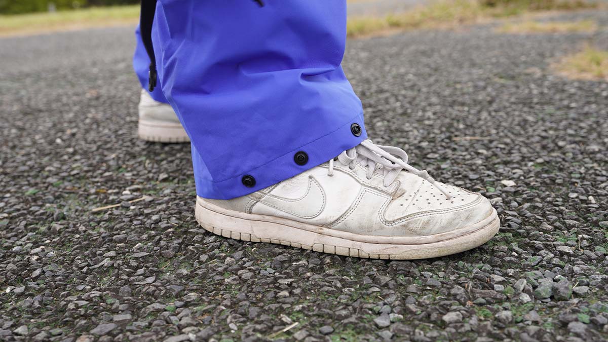 レインナビゲーターの裾固定ベルトは、使用しない場合には取り外して下さい