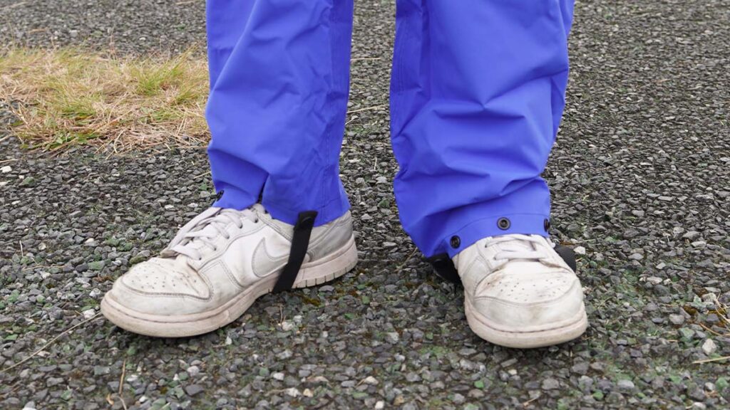 レインナビゲーターには裾固定ベルトに加えて、パンツ裾を絞るためのボタンもついています