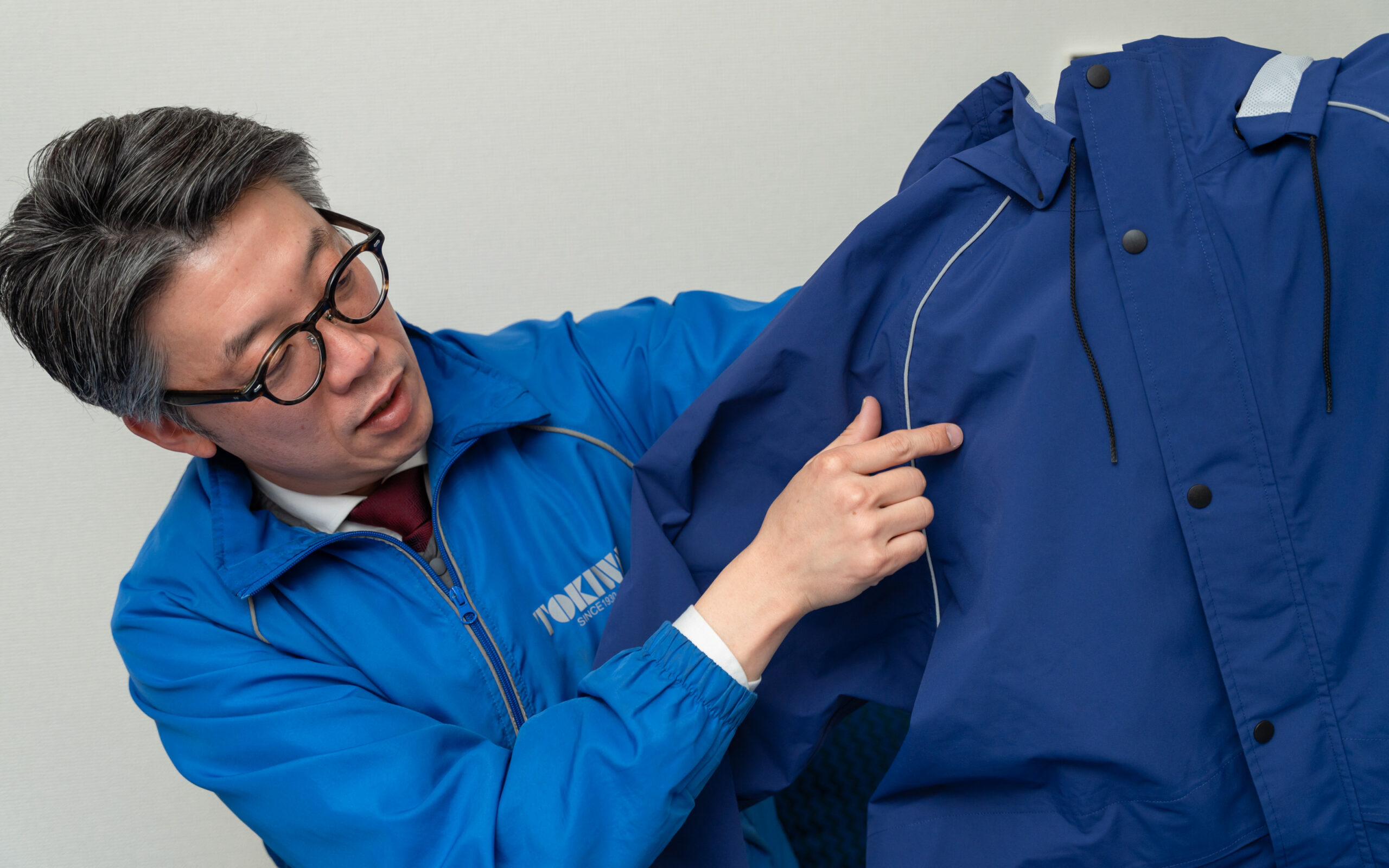 生地・防水加工・ラグランスリーブで着心地の良いレインナビゲーター