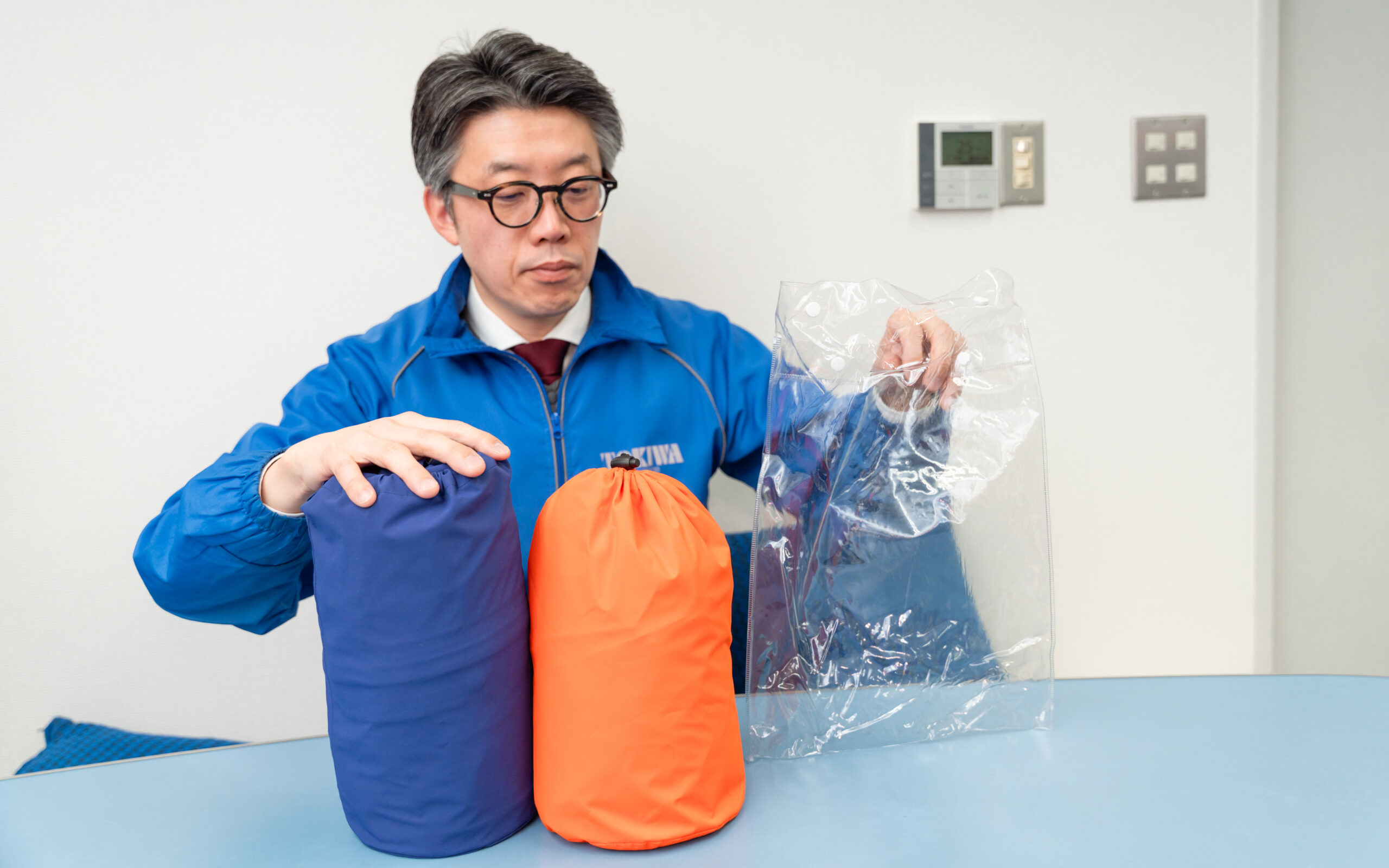 PVC素材のパッケージを廃止して、専用の収納袋をパッケージの代わりに採用したレインウェア:レインナビゲーター